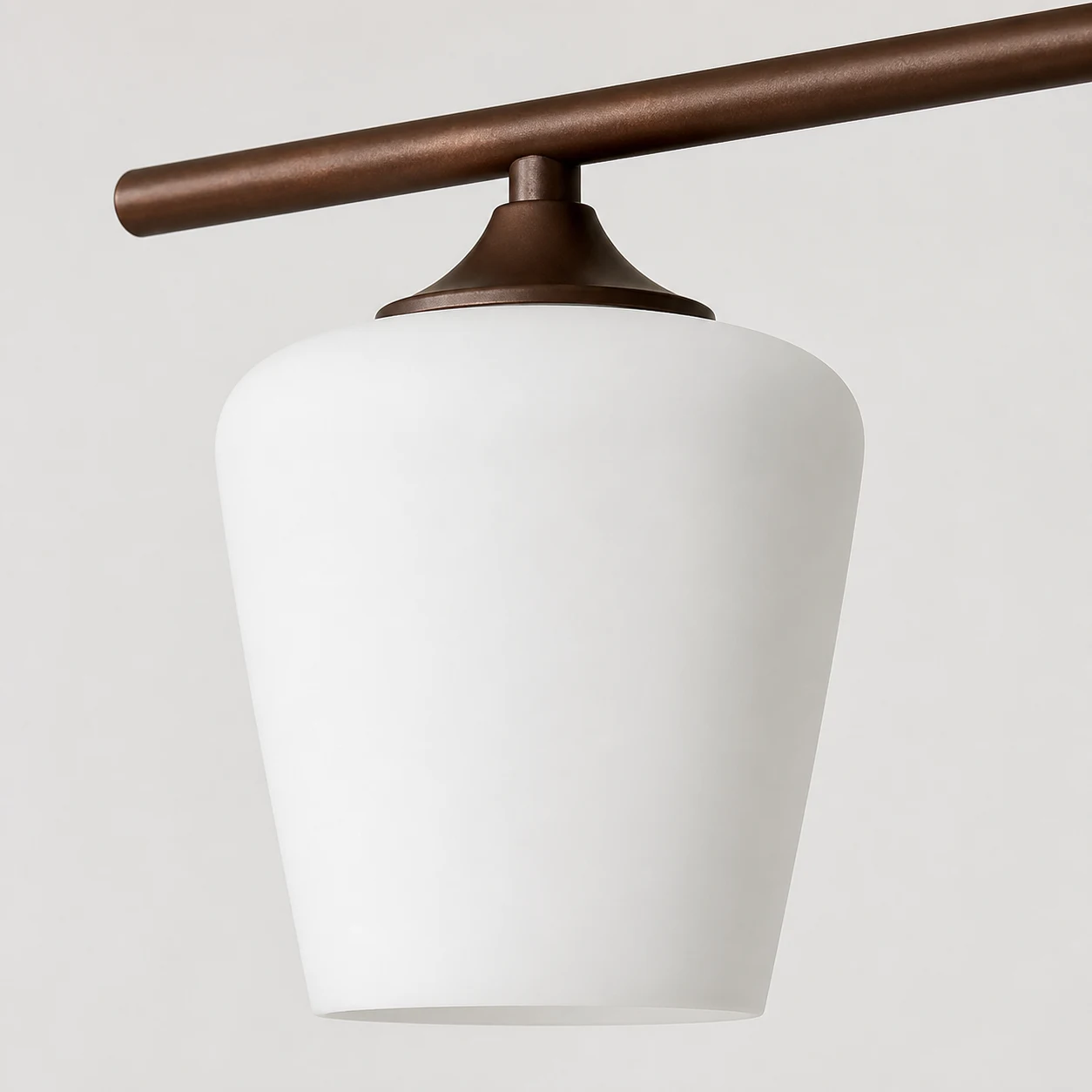 Detalle de pantalla de vidrio opal blanco y soporte marrón café