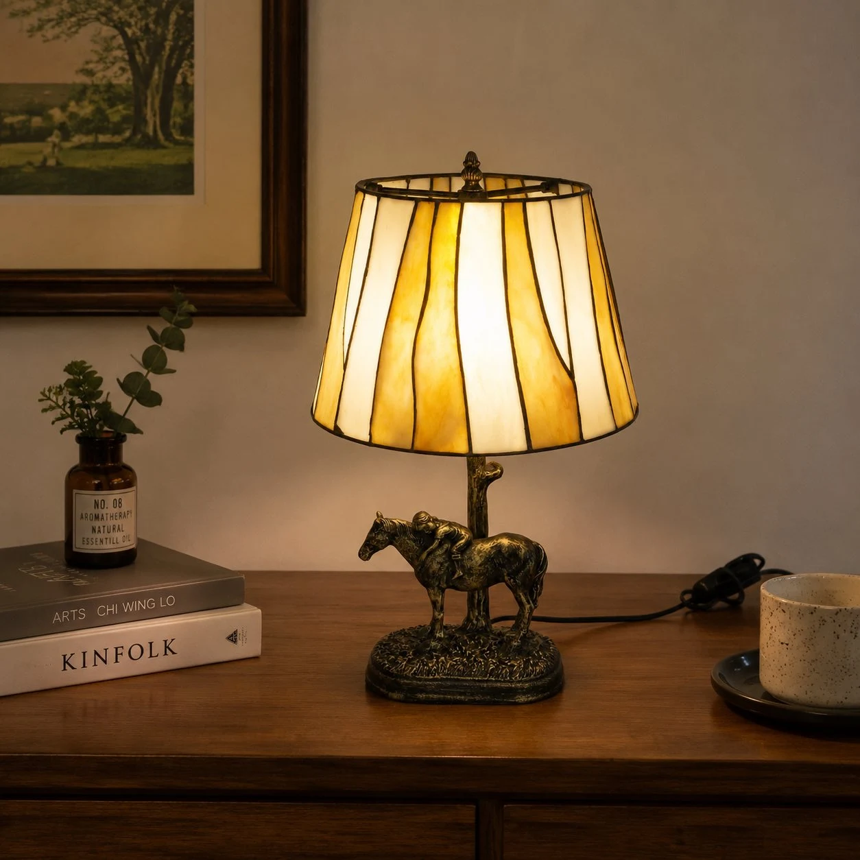 Lámpara de mesa estilo Tiffany con base de caballo en una mesa de noche cálida
