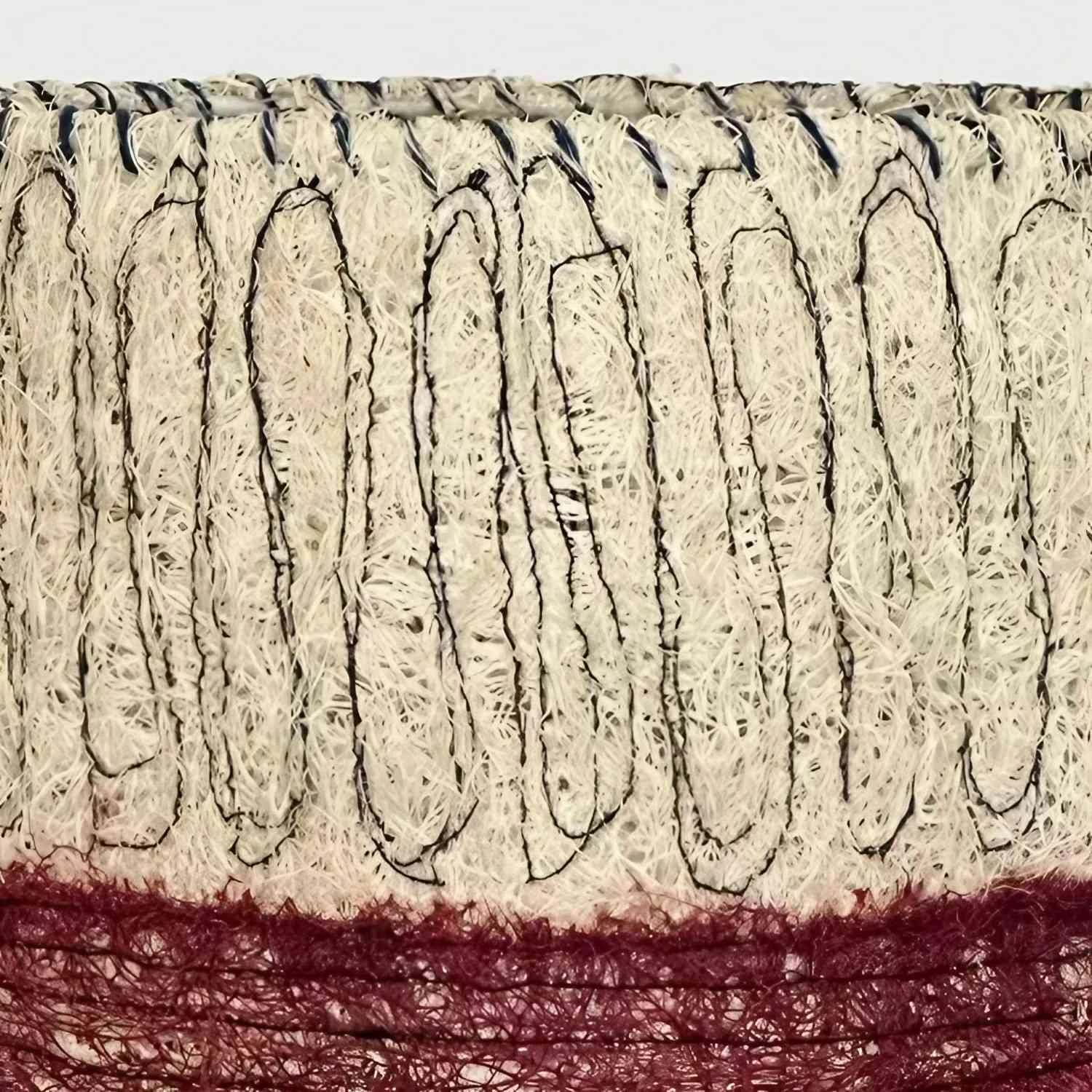 Detalle cercano de la textura de la pantalla de fibra de lufa tejida a mano.